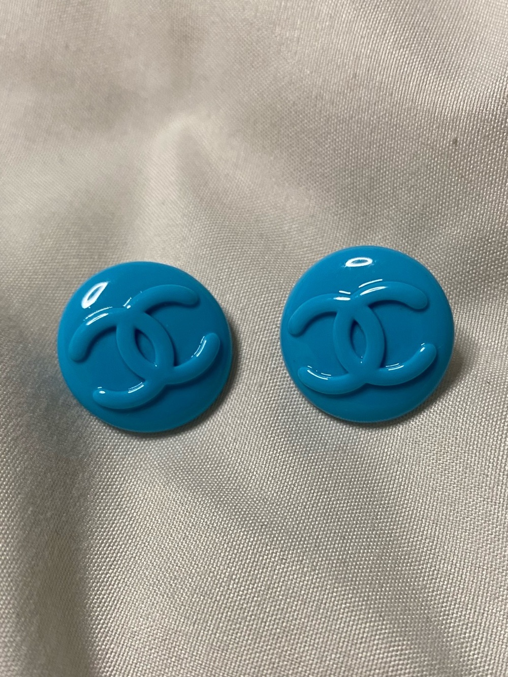 ChaneI Robin Blue Resin Logo Round Stud Earrings BEAUTIFUL!!! - Picture 1 of 5
